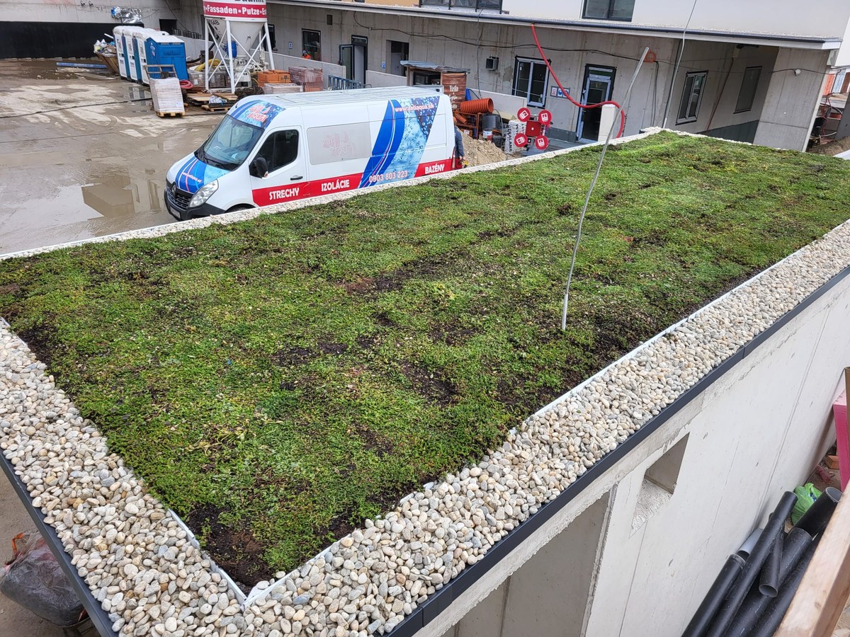 Vegetačná strecha s kamenivom po obvode